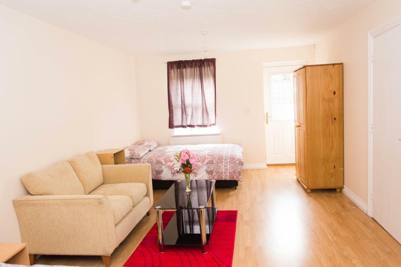 Queen Guest House Gillingham  Esterno foto