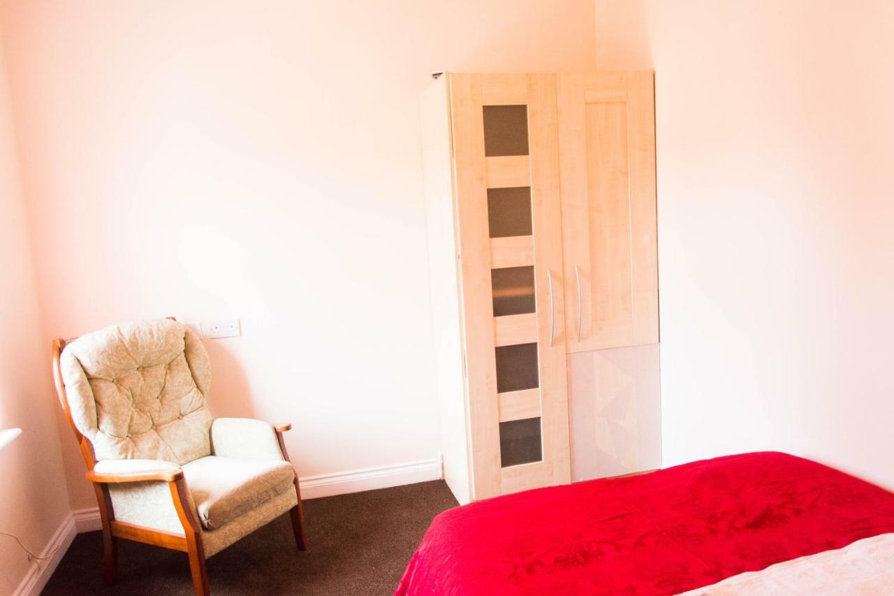 Queen Guest House Gillingham  Esterno foto